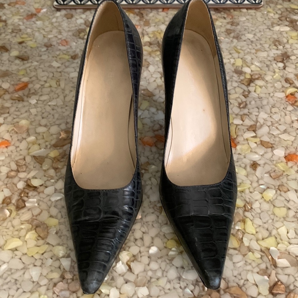 BCBG Max AZRIA 5.5  Croc? Embossed pumps